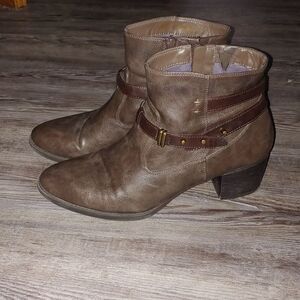 White Mountain brown strap ankle booties boots Sz 9.5W